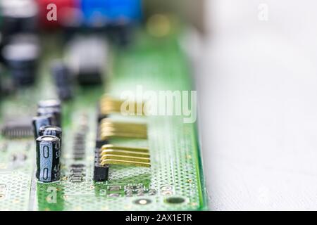 Una macro immagine di elettronica sulla scheda di circuito. Copia spazio, sfondo IT Foto Stock