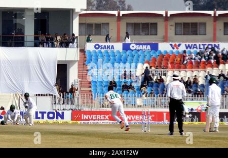 I giocatori sono in forma durante l'ultimo giorno del Test Match 1st tra il Pakistan e il Bangladesh Cricket Teams tenutosi al Cricket Stadium di Rawalpindi lunedì 10 febbraio 2020. Foto Stock