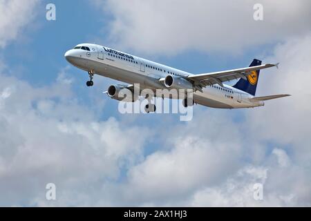 Luqa, MALTA - 25 SEP - A Lufthansa A321-200 Reg: D-AIDF atterra all'aeroporto internazionale di Malta durante l'Airshow internazionale di Malta il 25 settembre 20 Foto Stock