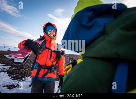 Donna che parla con l'uomo con gli sci in Islanda Foto Stock