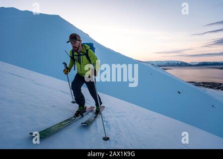 Uomo sci di fondo in Islanda all'alba Foto Stock