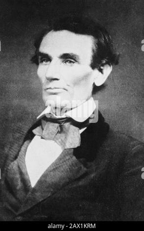 1858 , 25 aprile , USA : IL presidente degli Stati Uniti ABRAHAM LINCOLN ( Big South Fork , KY, 1809 - Washington 1865 ). Foto di Samuel G. ALSCHULER, in un camice preso in prestito, a Urbana, Illinois - Presidente della Repubblica - Stati Uniti - ritratto - cravatta - cravatta - papillon - Colletto - colletto - Abramo ---- Archivio GBB Foto Stock