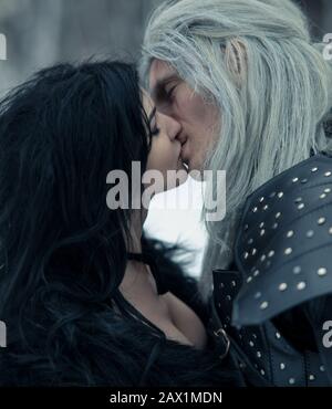 Coppia bacio a immagine di antico guerriero stregone e strega. Foto Stock