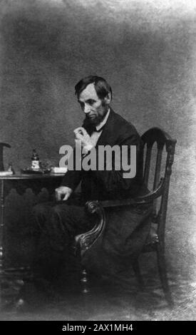 1861 , 16 maggio , USA : IL presidente degli Stati Uniti ABRAHAM LINCOLN ( Big South Fork , KY, 1809 - Washington 1865 ). Foto di Mathew B. BRADY (ca. 1823 - 1896 ), prese nel 1861 nello studio di Mathew Brady a Washington, D.C. - Presidente della Repubblica - Stati Uniti - ritratto - cravatta - cravatta - papillon - colletto - Abramo - pensatore - pensatore ---- Archivio GBB Foto Stock