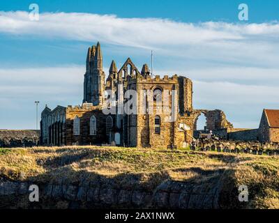 St Mary's Church e Whitby Abbey sulla scogliera est, Whitby, Regno Unito. Foto Stock