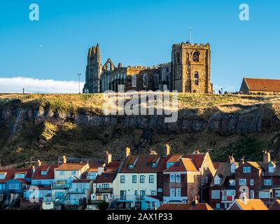 St Mary's Church e Whitby Abbey sulla scogliera est, Whitby, Regno Unito. Foto Stock