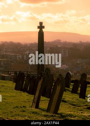 Lapidi nel cimitero di St Marys Church, Whitby, Regno Unito. Foto Stock