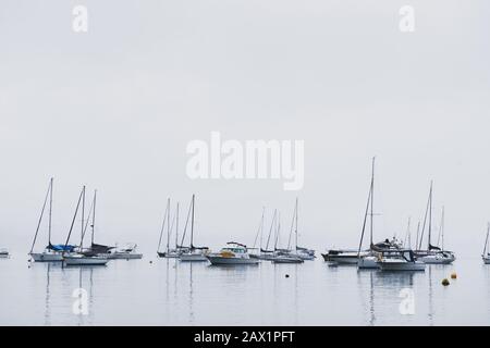 Barche ormeggiate durante una giornata nuvolosa a Ilhabela, São Paulo, Brasile Foto Stock