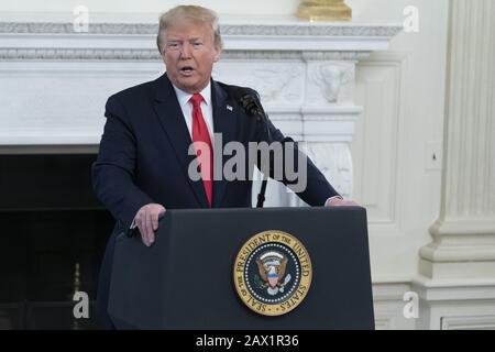 Washington, Stati Uniti. 10th Feb, 2020. Il presidente degli Stati Uniti Donald J. Trump parla a un gruppo di governatori durante le riunioni della National Governor's Association, presso la Casa Bianca di Washington, DC lunedì 10 febbraio 2020. Foto in piscina di Chris Kleponis/UPI Credit: UPI/Alamy Live News Foto Stock