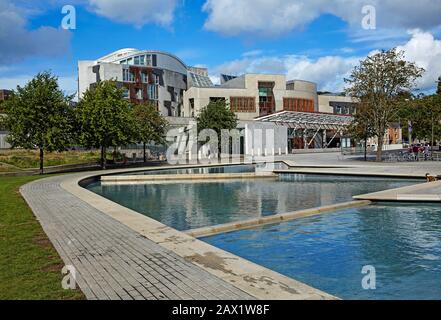 Facciata del Parlamento scozzese edificio di Holyrood a Edimburgo, architetto Enric Miralles Foto Stock