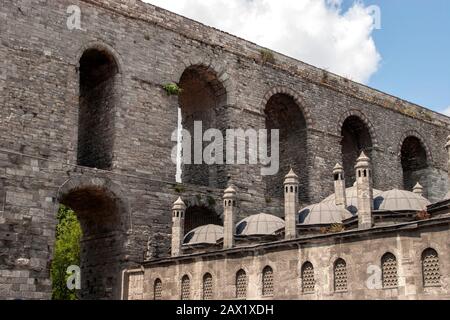 Acquedotto Di Valens (Bozdogan Kemeri) Antica Strada E Ponte D'Acqua A Istanbul, Turchia Foto Stock