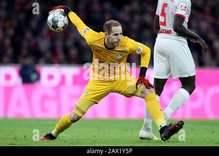 Monaco, Germania. 09th Feb, 2020. Primo: 09.02.2020, calcio, 1.Bundesliga, stagione 2019/2020, FC Bayern Munich - RB Leipzig 0: 0, Peter Gulacsi, RB Leipzig, Leipzig, pitching Ballsport, figura intera, | utilizzo credito mondiale: DPA/Alamy Live News Foto Stock