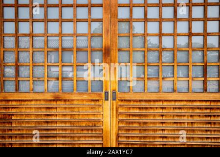 Porte in legno tradizionale giapponese Foto Stock
