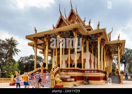 I Turisti Che Visitano Il Tempio Di Wat Ek Phnom, Battambang, Cambogia. Foto Stock