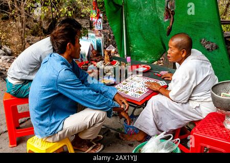 Un Fortune Teller E I Clienti A Wat Sampeau (Phnom Sampeou), Battambang, Cambogia. Foto Stock