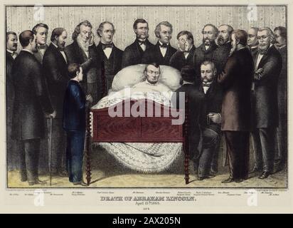 1865 : Morte del presidente degli Stati Uniti ABRAHAM LINCOLN ( 1809 - 1865 ), aprile 15th 1865 . La stampa mostra Abraham Lincoln sul suo letto death circondato da un grande gruppo di uomini, ciascuno identificato sulla stampa. - Presidente della Repubblica - Stati Uniti - ritratto - Abramo - assassinio - killer - assassino - omicidi - omicidio - omicidio - attentato - morte ---- Archivio GBB Foto Stock