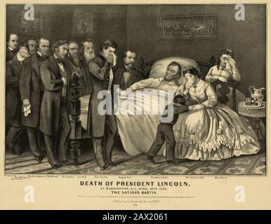 1865 : Morte del presidente degli Stati Uniti ABRAHAM LINCOLN ( 1809 - 1865 ), aprile 15th 1865 . La stampa mostra Abraham Lincoln sul suo letto death circondato da un grande gruppo di uomini, ciascuno identificato sulla stampa. - Presidente della Repubblica - Stati Uniti - ritratto - Abramo - assassinio - killer - assassino - omicidi - omicidio - omicidio - attentato - morte ---- Archivio GBB Foto Stock