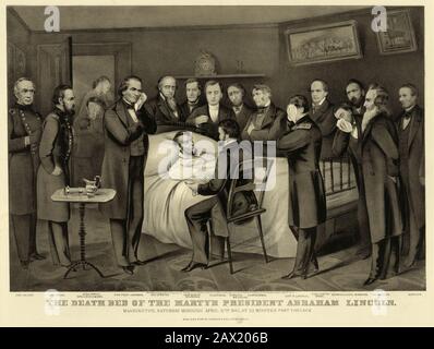 1865 : Morte del presidente degli Stati Uniti ABRAHAM LINCOLN ( 1809 - 1865 ), aprile 15th 1865 . La stampa mostra Abraham Lincoln sul suo letto death circondato da un grande gruppo di uomini, ciascuno identificato sulla stampa. - Presidente della Repubblica - Stati Uniti - ritratto - Abramo - assassinio - killer - assassino - omicidi - omicidio - omicidio - attentato - morte ---- Archivio GBB Foto Stock