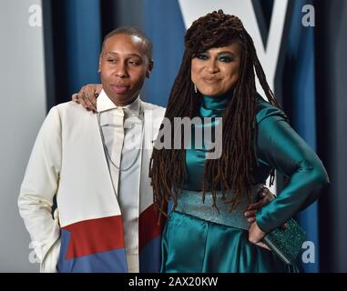 Beverly Hills, Stati Uniti. 10th Feb, 2020. Il direttore Ava DuVernay (R) e Lena Waithe arrivano per la festa Vanity Fair Oscar al Wallis Annenberg Center for the Performing Arts di Beverly Hills, California, il 9 febbraio 2020. Foto di Chris Chew/UPI Credit: UPI/Alamy Live News Foto Stock