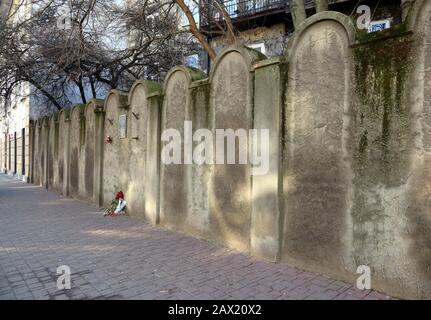 Cracovia. Cracovia. Polonia. L'ex`s di Cracovia nel quartiere di Podgorze. L'ultima sezione rimanente del muro originale del ghetto in via Lwowska. Foto Stock