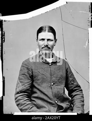 1865 , Washington Navy Yard, D.C., USA : Thomas P. ' Boston ' Corbett (1832 – presunto morto 1894) fu il soldato dell'esercito dell'Unione che uccise e sparò l'assassino di Abraham Lincoln, John Wilkes Booth . Il presidente degli Stati Uniti ABRAHAM LINCOLN ( 1809 - 1865 ). Foto di Mathew Brady (1823–1896) - Presidente della Repubblica - Stati Uniti - rito - ritratto - Abramo - cacciatore di taglie - COSPIRAZIONE --- Archivio GBB Foto Stock