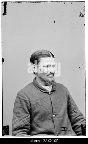 1865 , Washington Navy Yard, D.C., USA : Thomas P. ' Boston ' Corbett (1832 – presunto morto 1894) fu il soldato dell'esercito dell'Unione che uccise e sparò l'assassino di Abraham Lincoln, John Wilkes Booth . Il presidente degli Stati Uniti ABRAHAM LINCOLN ( 1809 - 1865 ). Foto di Mathew Brady (1823–1896) - Presidente della Repubblica - Stati Uniti - rito - ritratto - Abramo - cacciatore di taglie - COSPIRAZIONE --- Archivio GBB Foto Stock