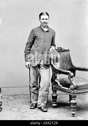 1865 , Washington Navy Yard, D.C., USA : Thomas P. ' Boston ' Corbett (1832 – presunto morto 1894) fu il soldato dell'esercito dell'Unione che uccise e sparò l'assassino di Abraham Lincoln, John Wilkes Booth . Il presidente degli Stati Uniti ABRAHAM LINCOLN ( 1809 - 1865 ). Foto di Mathew Brady (1823–1896) - Presidente della Repubblica - Stati Uniti - rito - ritratto - Abramo - cacciatore di taglie - COSPIRAZIONE --- Archivio GBB Foto Stock