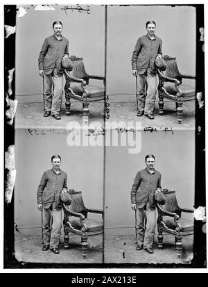 1865 , Washington Navy Yard, D.C., USA : Thomas P. ' Boston ' Corbett (1832 – presunto morto 1894) fu il soldato dell'esercito dell'Unione che uccise e sparò l'assassino di Abraham Lincoln, John Wilkes Booth . Il presidente degli Stati Uniti ABRAHAM LINCOLN ( 1809 - 1865 ). Foto di Mathew Brady (1823–1896) - Presidente della Repubblica - Stati Uniti - rito - ritratto - Abramo - cacciatore di taglie - COSPIRAZIONE --- Archivio GBB Foto Stock