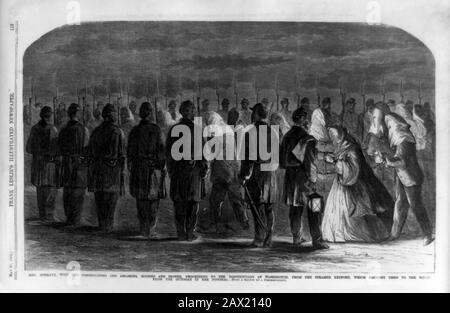 1865, USA: Surratt con i cospiratori e assassini, incappucciati e stirati procedendo al penitenziario di Washington, dal battello a vapore Keyport che li portò al molo dal cannoniere nel Potomac . Illustrazione dell'incisione dal GIORNALE ILLUSTRATO DI FRANK LESLIEE , 27 maggio 1865 . Mary SURRATT ( 1820 - 1865 ) uno dei cospiratori Lincoln condannato a morte . Il presidente degli Stati Uniti ABRAHAM LINCOLN ( 1809 - 1865 ). Mary Elizabeth Jenkins Surratt ( May 1823 – July 7, 1865 ) è stato un Foto Stock