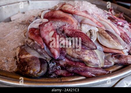 Calamari In Vendita Al Mercato Di Psar Nath, Battambang, Cambogia. Foto Stock