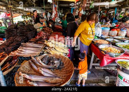 Pesce Essiccato In Vendita Nel Mercato Del Pesce Di Psar Nath, Battambang, Cambogia. Foto Stock