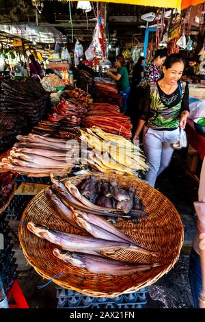 Pesce Essiccato In Vendita Nel Mercato Del Pesce Di Psar Nath, Battambang, Cambogia. Foto Stock