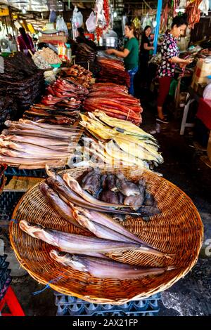 Pesce Essiccato In Vendita Nel Mercato Del Pesce Di Psar Nath, Battambang, Cambogia. Foto Stock