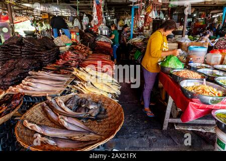 Pesce Essiccato In Vendita Nel Mercato Del Pesce Di Psar Nath, Battambang, Cambogia. Foto Stock