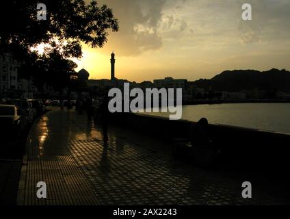 Moschea al Lawati, Mutrah, Muscat, silhouette da sera Foto Stock