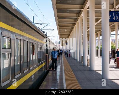 Piattaforma della stazione ferroviaria di Jining con guardia uniformata in prima classe trasporto del treno Trans-Mongolian Express, Cina, Asia Foto Stock