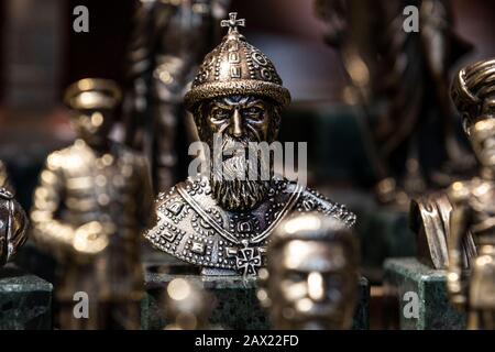 Un busto di bronzo dello zar Ivan Il Terribile è venduto ad un banco di souvenir di strada sulla Piazza Rossa nel centro di Mosca, Russia Foto Stock