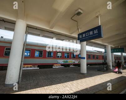 Passeggeri cinesi con bagagli sulla piattaforma della stazione ferroviaria di Intercity Zhangjiakou South, Cina, provincia di Hebei, Asia Foto Stock