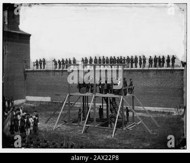 1865, 7 luglio , Navy Yard , WASHINGTON , D.C., Stati Uniti d'America : I quattro cospiratori condannati Mary Surratt ( 1820 - 1865 ), Lewis Powell di 21 anni ( aka Lewis Payne o Paine , 1844 - 1865 ), David E. Herold e George A. Atzerodt il giorno della sospensione . Il presidente degli Stati Uniti ABRAHAM LINCOLN ( 1809 - 1865 ), morto aprile 15th 1865 . Foto di Alexander GARDNER ( 1821 - 1882 ). Presidente della Repubblica - Stati Uniti - Abramo - assassinio - killer - assassinio - omicidio - omicidio - attentato - IPICCAGIONE - IPICATO - FUNE PER L' IPICCAGIONE - CAPPIO - corda - funa - primo Foto Stock