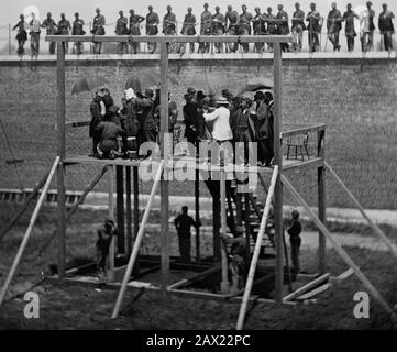1865, 7 luglio , Navy Yard , WASHINGTON , D.C., Stati Uniti d'America : I quattro cospiratori condannati Mary Surratt ( 1820 - 1865 ), Lewis Powell di 21 anni ( aka Lewis Payne o Paine , 1844 - 1865 ), David E. Herold e George A. Atzerodt il giorno della sospensione . Mary Surratt diventa la prima donna giustiziata dal governo federale degli Stati Uniti. Il presidente degli Stati Uniti ABRAHAM LINCOLN ( 1809 - 1865 ), morto aprile 15th 1865 . Foto di Alexander GARDNER ( 1821 - 1882 ). - Presidente della Repubblica - Stati Uniti - Abramo - assassinio - assassino - assassino - omicidi - omicidi - omicidi - omicidi - omicidi - omicidi - omicidi - omicidi - omicidi - omicidi - omicidi - omicidi - omicidi - omicidi - omicidi - omicidi - omicidi Foto Stock