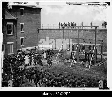 1865, 7 luglio , Navy Yard , WASHINGTON , D.C., Stati Uniti d'America : I quattro cospiratori condannati Mary Surratt ( 1820 - 1865 ), Lewis Powell di 21 anni ( aka Lewis Payne o Paine , 1844 - 1865 ), David E. Herold e George A. Atzerodt il giorno della sospensione . Mary Surratt diventa la prima donna giustiziata dal governo federale degli Stati Uniti. Il presidente degli Stati Uniti ABRAHAM LINCOLN ( 1809 - 1865 ), morto aprile 15th 1865 . Foto di Alexander GARDNER ( 1821 - 1882 ). - Presidente della Repubblica - Stati Uniti - Abramo - assassinio - assassino - assassino - omicidi - omicidi - omicidi - omicidi - omicidi - omicidi - omicidi - omicidi - omicidi - omicidi - omicidi - omicidi - omicidi - omicidi - omicidi - omicidi - omicidi Foto Stock