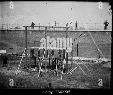 1865, 7 luglio , Navy Yard , WASHINGTON , D.C., Stati Uniti d'America : I quattro cospiratori condannati Mary Surratt ( 1820 - 1865 ), Lewis Powell di 21 anni ( aka Lewis Payne o Paine , 1844 - 1865 ), David E. Herold e George A. Atzerodt il giorno della sospensione . Mary Surratt diventa la prima donna giustiziata dal governo federale degli Stati Uniti. Il presidente degli Stati Uniti ABRAHAM LINCOLN ( 1809 - 1865 ), morto aprile 15th 1865 . Foto di Alexander GARDNER ( 1821 - 1882 ). - Presidente della Repubblica - Stati Uniti - Abramo - assassinio - assassino - assassino - omicidi - omicidi - omicidi - omicidi - omicidi - omicidi - omicidi - omicidi - omicidi - omicidi - omicidi - omicidi - omicidi - omicidi - omicidi - omicidi - omicidi Foto Stock