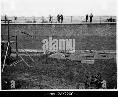 1865, 7 luglio , Navy Yard , WASHINGTON , D.C., Stati Uniti d'America : Le bare di quattro cospiratori condannati Mary Surratt ( 1820 - 1865 ), Lewis Powell invecchiò 21 ( aka Lewis Payne o Paine , 1844 - 1865 ), David E. Herold e George A. Atzerodt il giorno della sospensione . Le bare in attesa vicino alle tombe, il corpo è stato immediatamente sepolto dopo la sospensione, all'interno Dei Cantieri navali per evitare qualsiasi rivolta popolare contro quelli condannati a morte se erano stati sepolti in un cimitero pubblico. Sia dai sostenitori di Lincoln che dai difensori Dei Secessionisti cospiratori . Mary Surratt diventa la prima donna Foto Stock