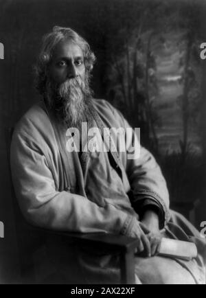 1917 : il celebre poeta e scrittore indiano Rabindranath TAGORE ( Calcutta 1861 - 1941 ) , Premiato con il Premio Nobel per la Letteratura nel 1913 - LETTERATO - SCRITTORE - LETTERATURA - Letteratura - POESIA - POESIA - POETA - ritratto - ritatto - PREMIO NOBEL LETTERATURA uomo anziano - uomo anziano vecchio - orso - barba ----- Archivio GBB Foto Stock