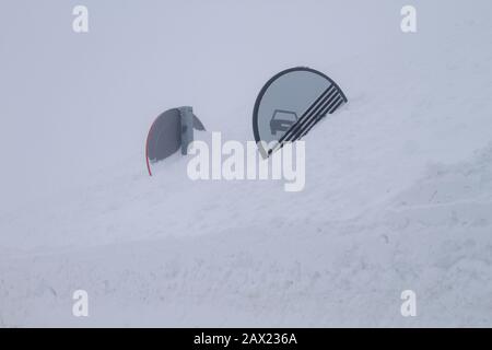 Segnali stradali sepolti nella neve Foto Stock