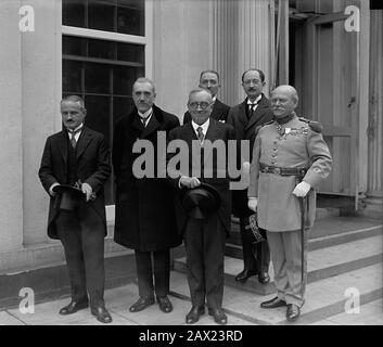 1929 , 3 giugno , USA : lo scrittore francese , poeta , drammaturgo e politico PAUL CLAUDEL ( 1868 - 1955 ) con i delegati alla Società di Cincinnati . Era molto famoso per i suoi versi drammatici, che spesso trasmettono il suo devoto cattolicesimo .- SCRITTRICE - SCRITTORE - POETA - POESIA - POESIA - LETTERATURA - LETTERATURA - letterato - rito - ritratto - TEATRO - TEATRO - diplomatico - diplomatico - politico - politico - politico ---- Archivio GBB Foto Stock