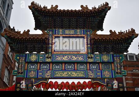 Decorazione Qing Dynasty Design Chinatown Gate, Wardour Street, Soho, Londra W1 Foto Stock