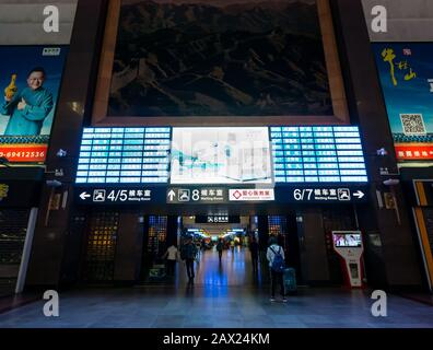 Vista interna della stazione ferroviaria di Pechino al mattino presto con destinazione a bordo in cinese, Pechino, Cina, Asia Foto Stock