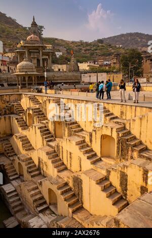 India, Rajasthan, Jaipur, Amber, panna Meena Ka Kund, C16th baori, bene gradino, e tempio indù Bihari Ji Mandir costruito durante il regno di Mirza Raja J. Foto Stock