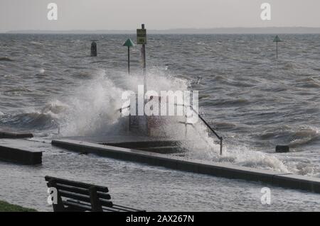 Southend, Essex, Regno Unito - 10 febbraio 2020: Storm Ciara Porta forti venti e mari accidentati sulle coste britanniche. Foto Stock